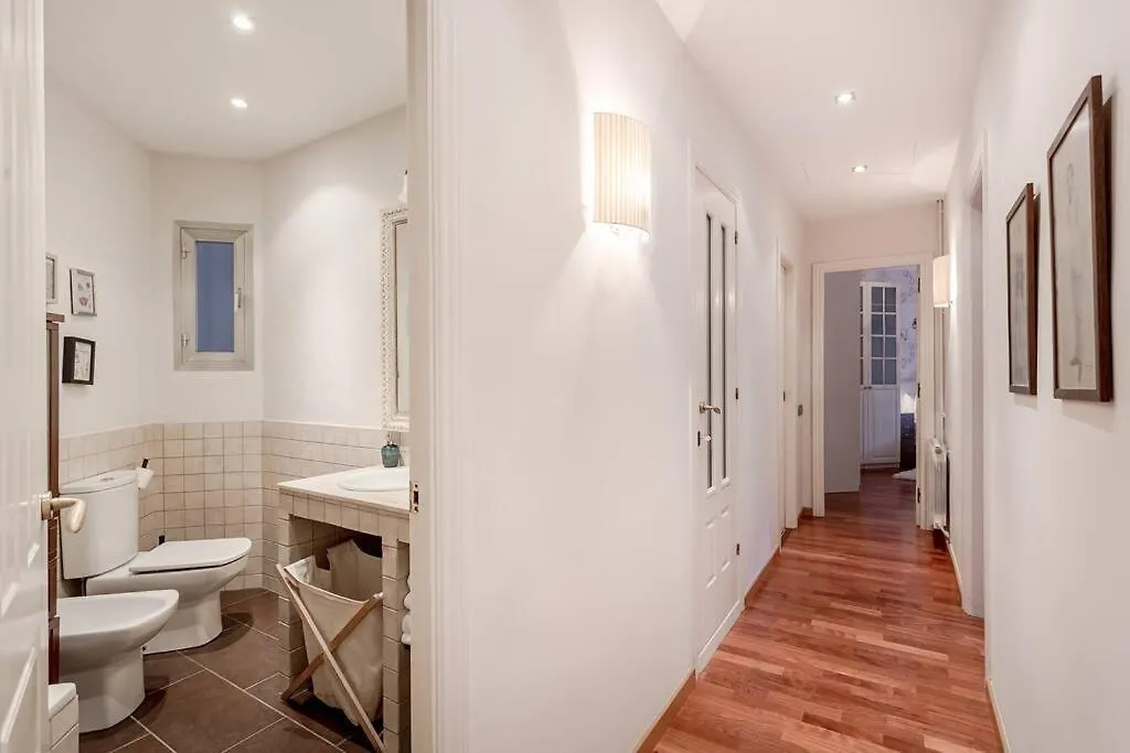 Central 2 Bedroom By Sagrada Familia 0*, Barcelona Spain