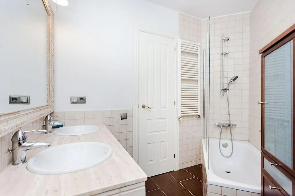 Central 2 Bedroom By Sagrada Familia Apartment